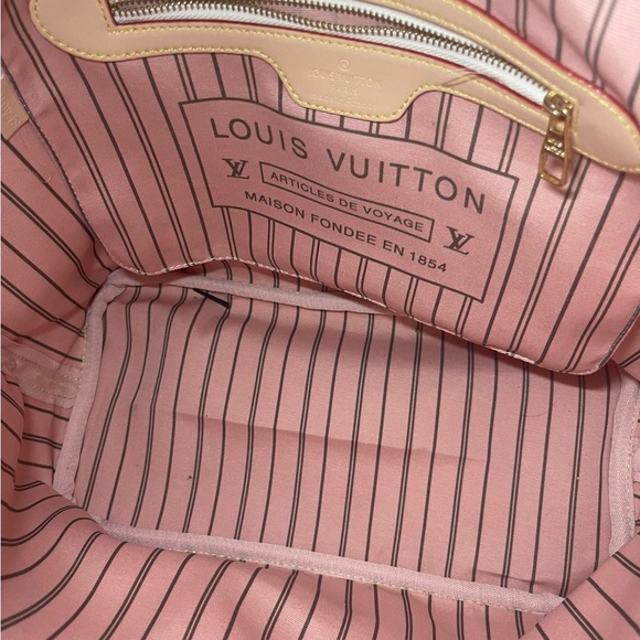 Reposhing, excellent condition never full LV bag. Minor stains. ALL SHIPS FREE - Picture 5 of 6